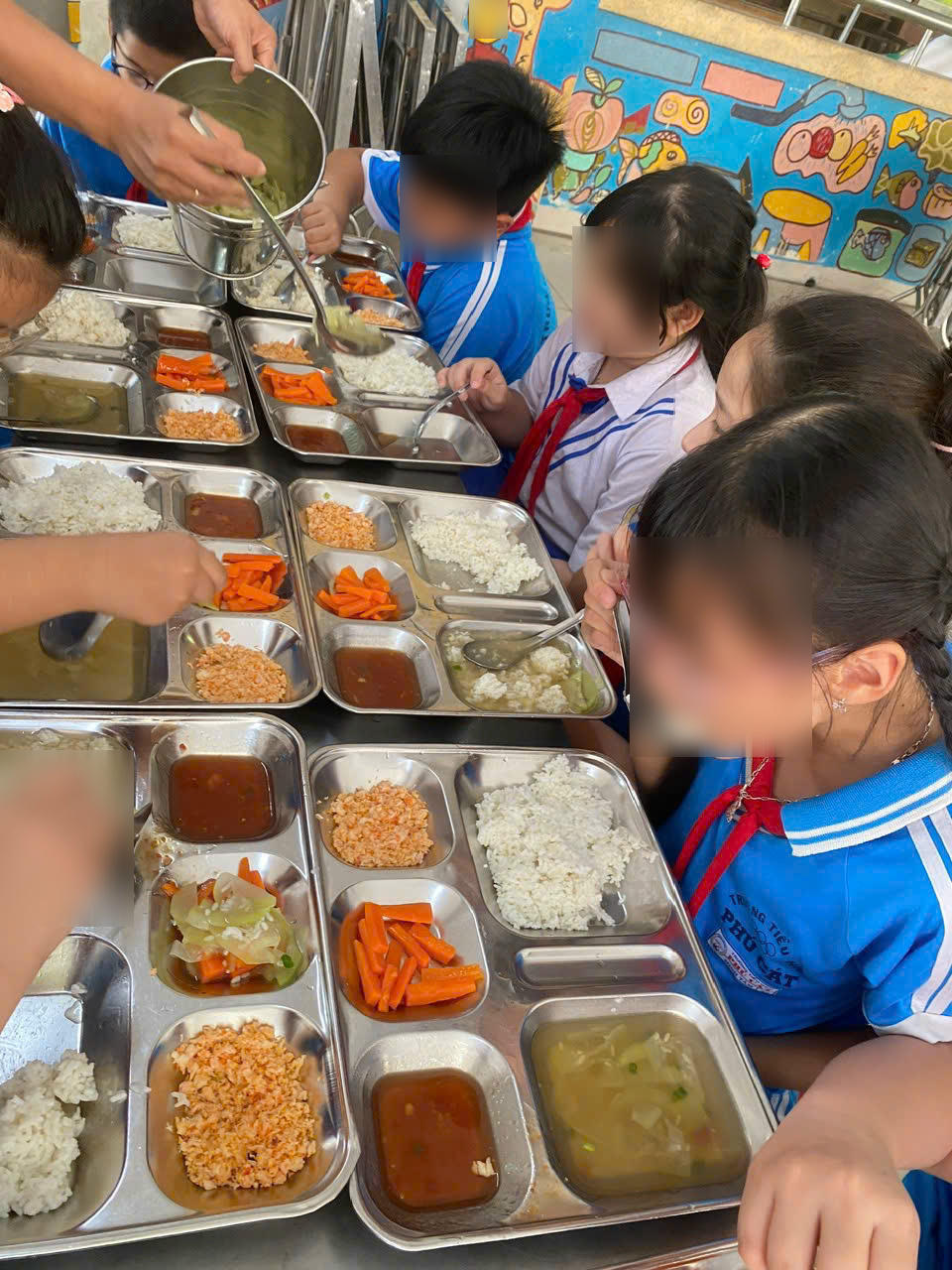 Ảnh thực tế bữa ăn đầy đủ hôm phụ huynh phản ánh (Ảnh do nhà trường cung cấp)