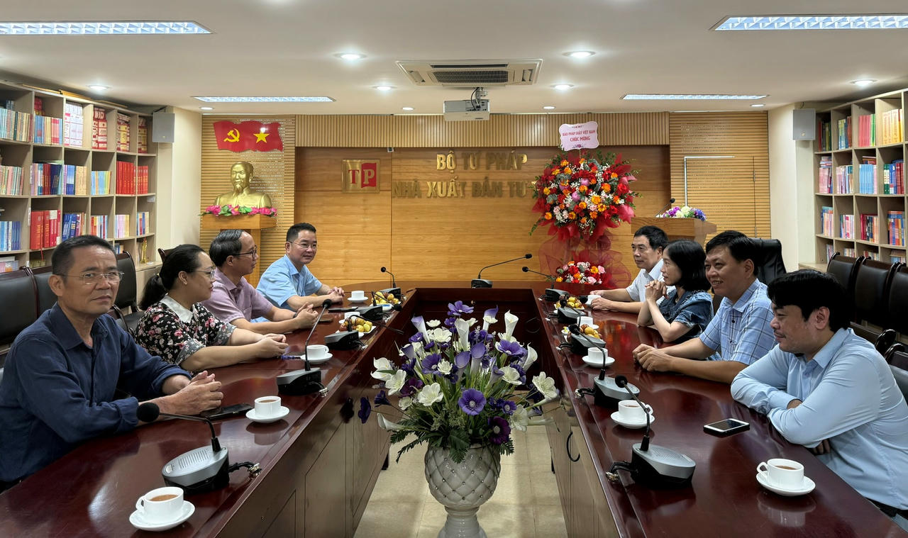 Quang cảnh buổi chúc mừng.