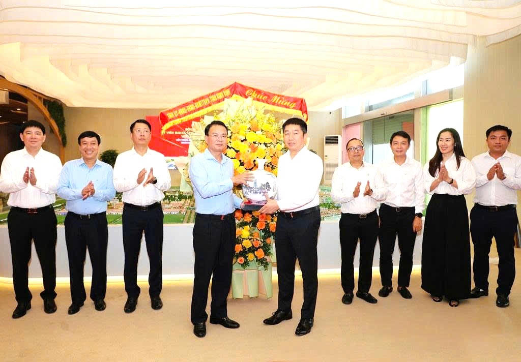 Bí thư tỉnh ủy Ninh Bình thăm, chúc mừng một số doanh nghiệp tiêu biểu