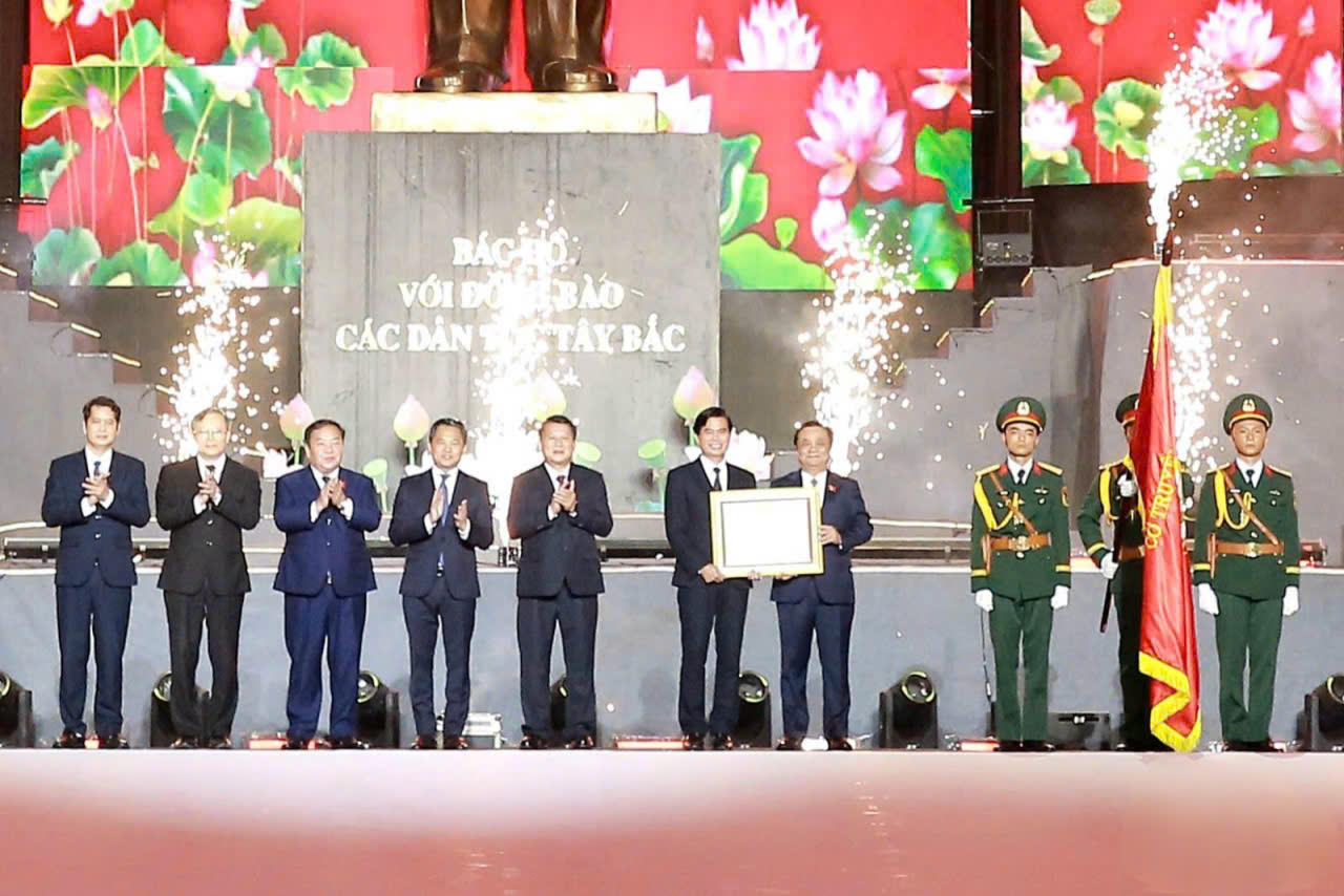 Ông Lê Minh Hoan, Phó Chủ tịch Quốc hội chuyển trao Huân chương Lao động hạng Nhất cho Đảng bộ, chính quyền và nhân dân các dân tộc tỉnh Sơn La.