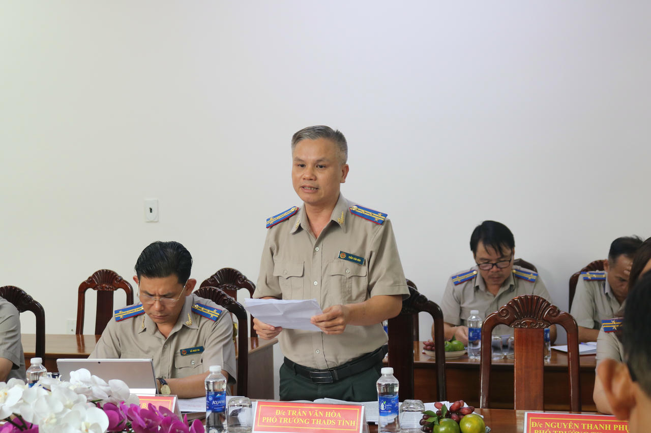 Chấp hành viên phát biểu ý kiến tại buổi làm việc.