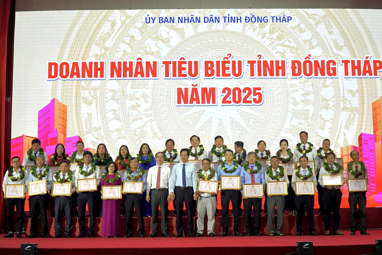 Trao giấy chứng nhận đến các doanh nhân, doanh nghiệp. Ảnh: Kim Ngân