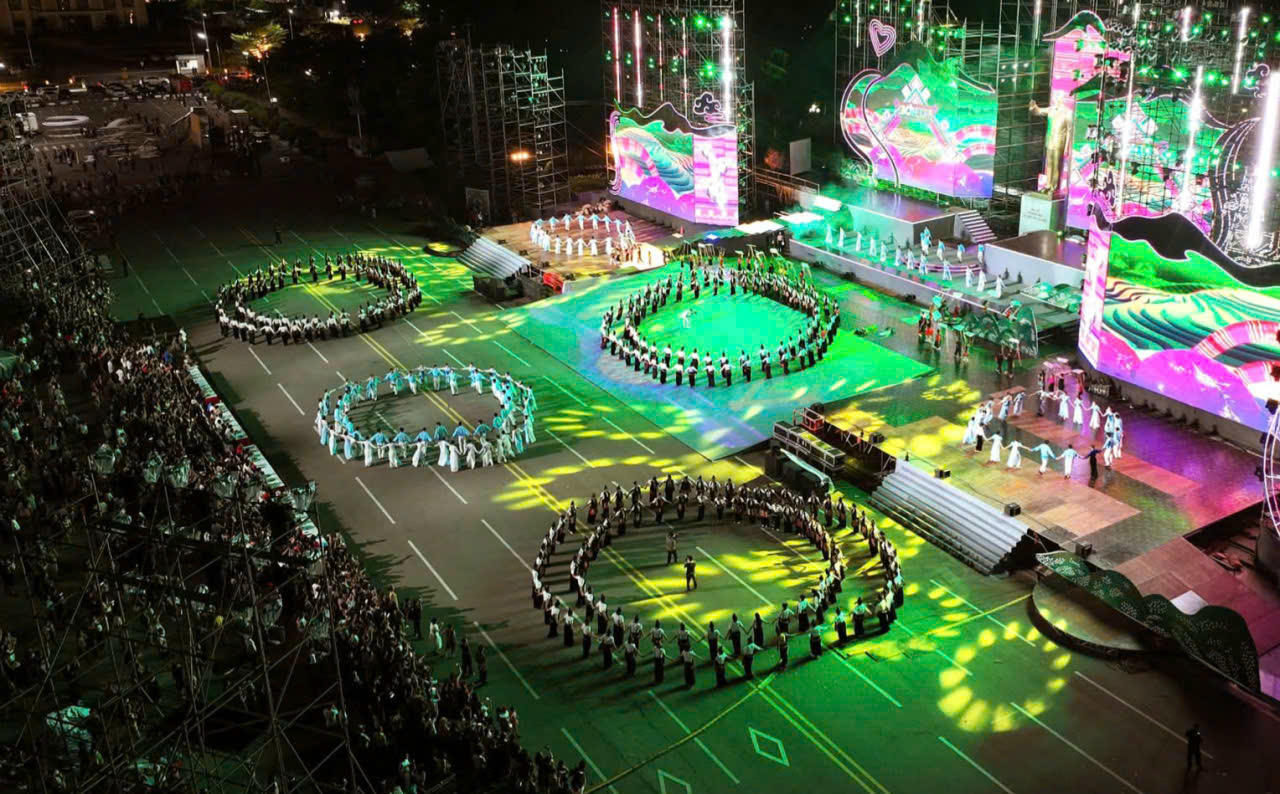 Chương trình nghệ thuật múa vòng xòe tại buổi lễ.