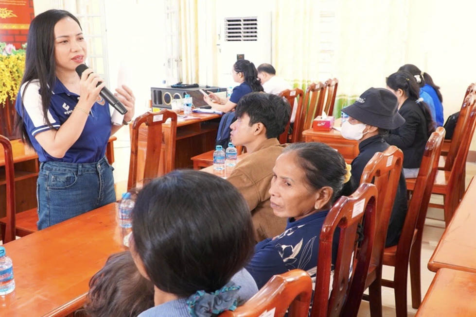  Phó Trưởng phòng Hành chính tư pháp (Sở Tư pháp Đồng Nai) Nguyễn Thị Hồng Phước phổ biến đến đồng bào DTTS ở xã Nha Bích những nội dung pháp luật thiết thực liên quan đến hộ tịch, hôn nhân và gia đình