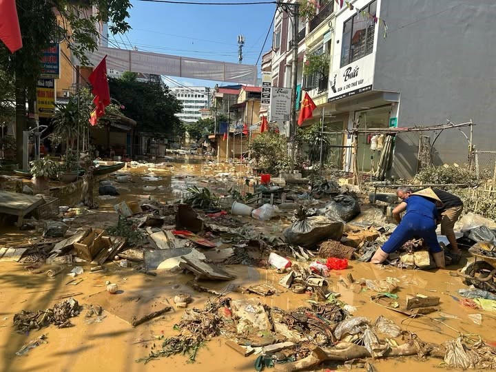 Hình ảnh ngổn ngang, ngập tràn rác trên đường phố.