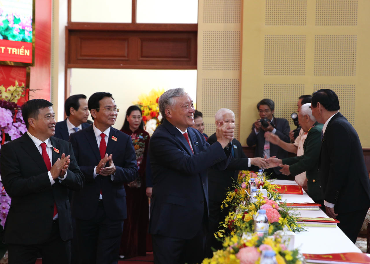 Uỷ viên Bộ Chính trị, Phó Thủ tướng Thường trực Nguyễn Hoà Bình dự và chỉ đạo tại Đại hội Đảng bộ tỉnh Lâm Đồng lần thứ I.