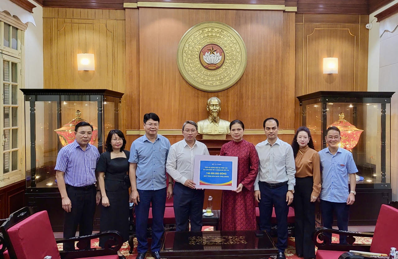 Bộ Tư pháp ủng hộ 740 triệu đồng giúp đồng bào vùng bão lũ