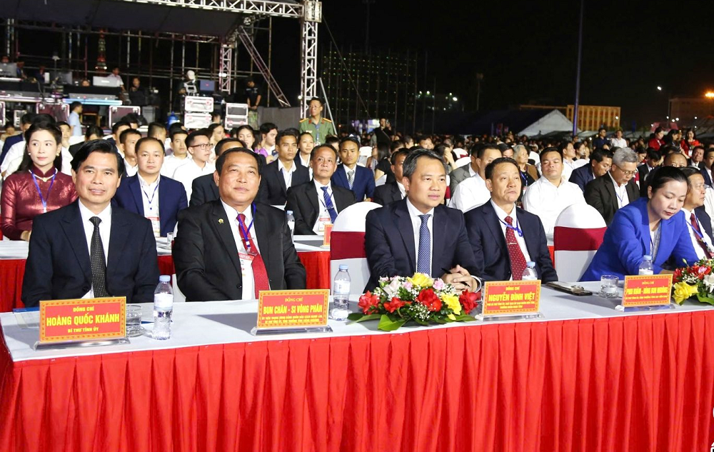 Các đại biểu tham dự buổi lễ.