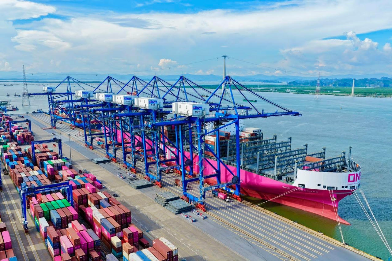 Hệ&nbsp;thống cảng biển Hải Phòng được đầu tư hiện đại, tiệm cận chuẩn quốc tế, đã&nbsp; từng bước áp dụng công nghệ số và trí tuệ nhân tạo trong vận hành. 