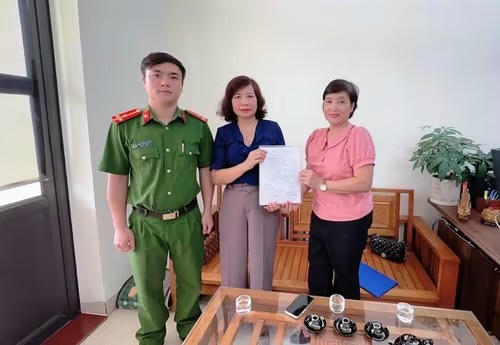 Cô giáo tiểu học trả lại 20 tỷ đồng được chuyển nhầm vào tài khoản
