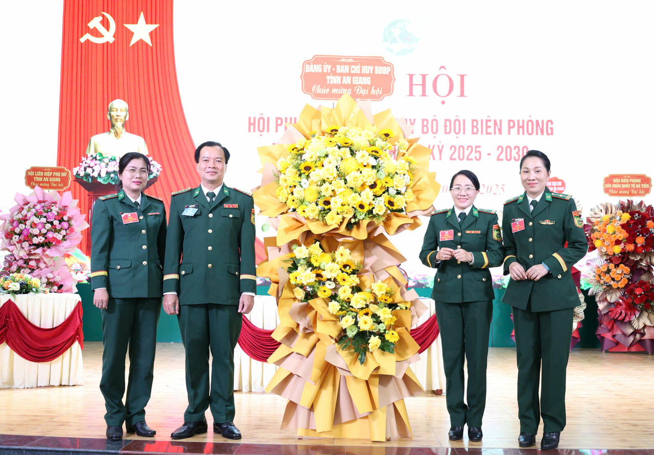 Đại tá Lê Hoàng Việt, Phó Chính ủy Ban Chỉ huy BĐBP tỉnh tặng hoa chúc mừng Đại hội.&nbsp;Ảnh: Tuấn Kiệt.