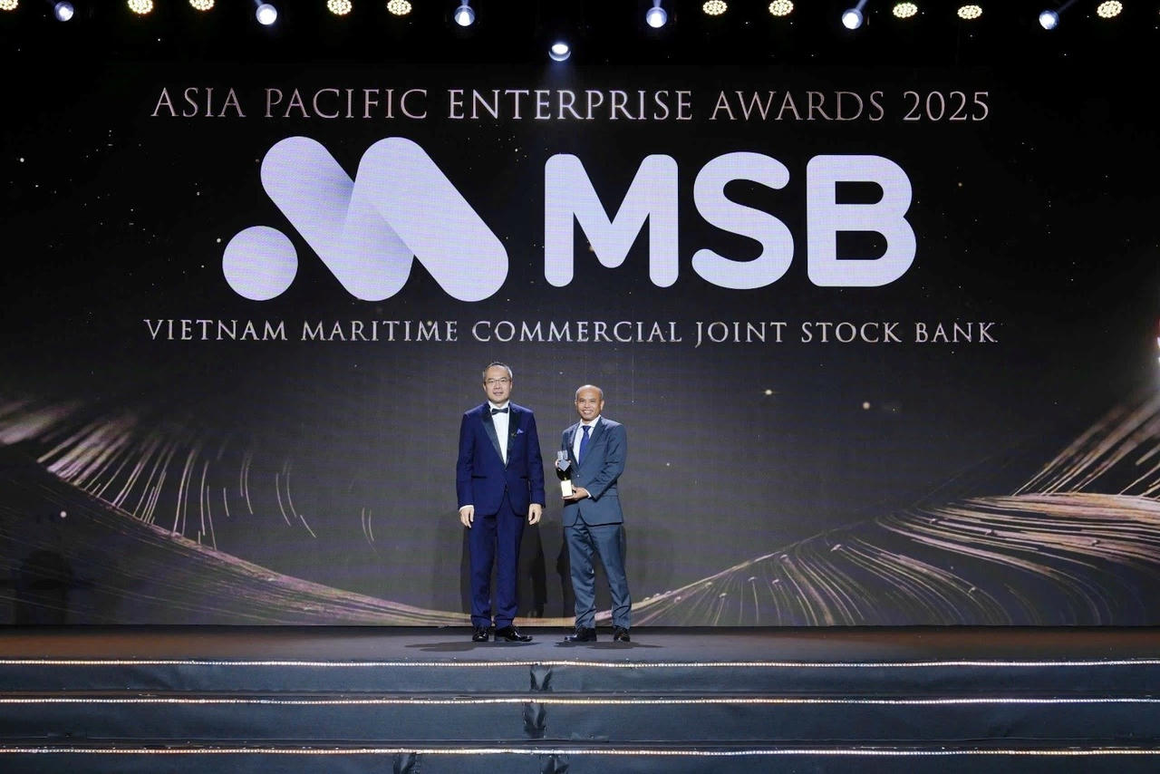 Ông Nguyễn Phi Hùng – Phó Tổng Giám đốc MSB đại diện nhận giải “Doanh nghiệp xuất sắc Châu Á” (Ảnh: BTC)