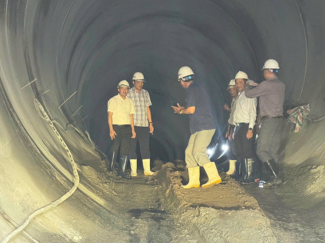 Đoàn công tác Sở Công Thương tỉnh Quảng Ngãi kiểm tra hiện trường đường hầm dẫn nước dự án Thủy điện Đăk Mi 1.