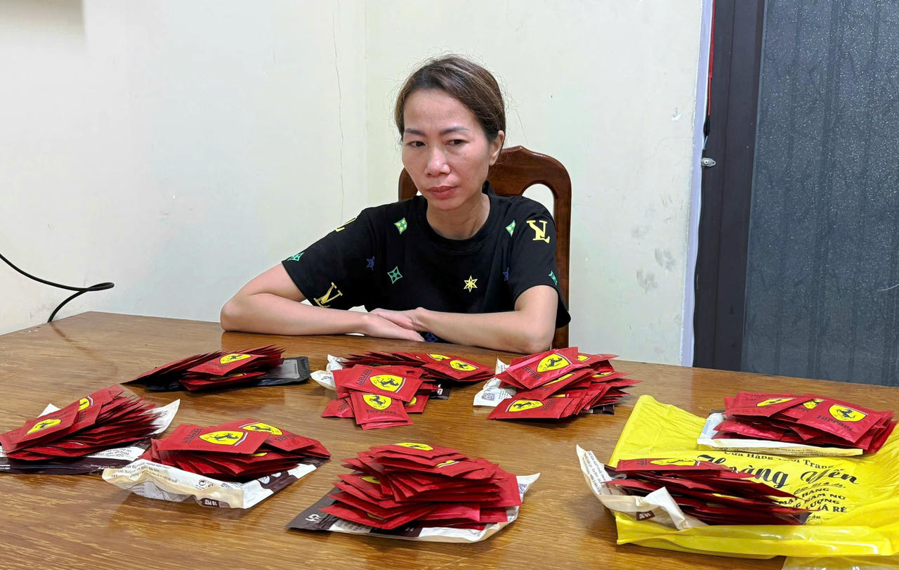 Nguyễn Thị Hồng Nga cùng&nbsp;tang vật là&nbsp;211 gói ma túy nước vui hiệu Ferrari.