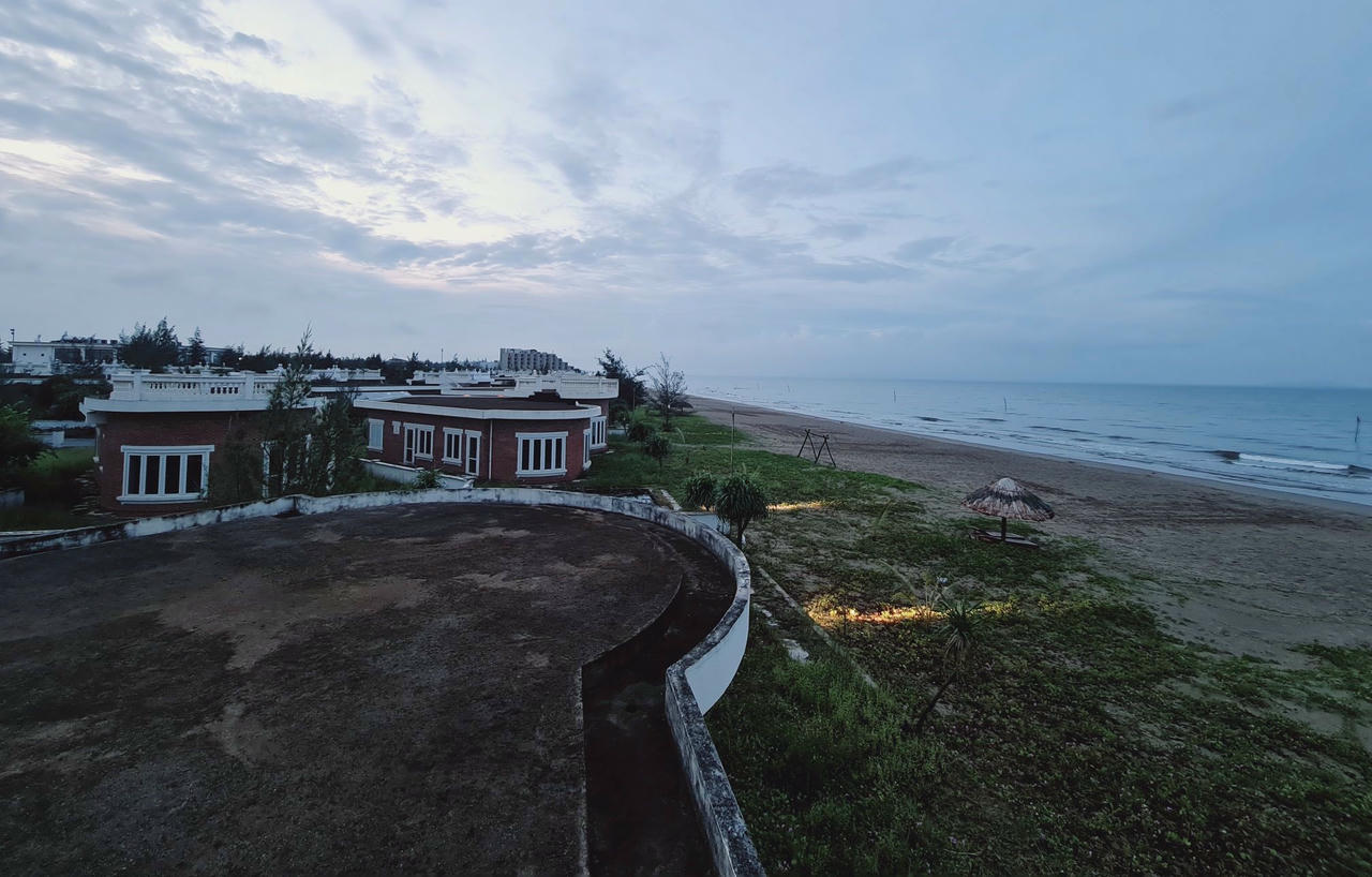 Hình ảnh khu du lịch trước bão không thấy có kè biển phía trước.