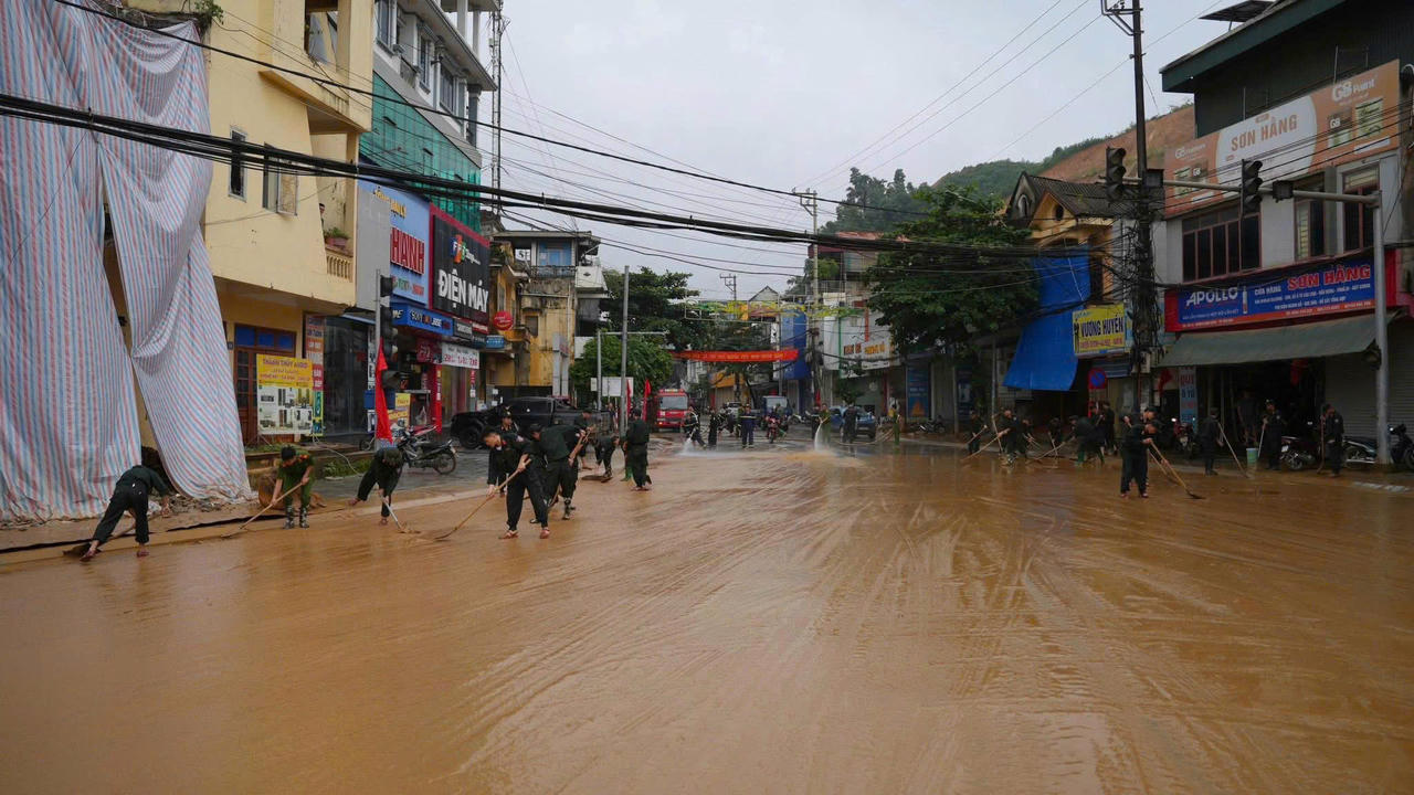 Ngay sau khi nước rút, chính quyền địa phương cùng các lực lượng chức năng, người dân địa phương tập trung khắc phục hậu quả.