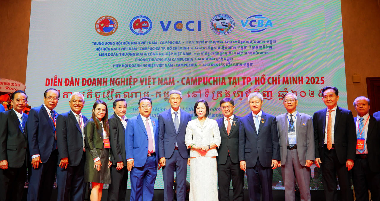 Phó Chủ tịch Quốc hội Nguyễn Thị Thanh chụp ảnh lưu niệm cùng các đại biểu. Ảnh: Hoa Lê