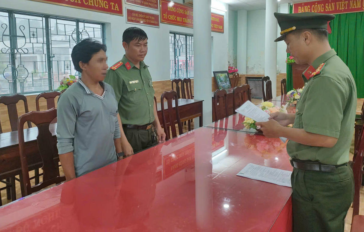 Khởi tố, bắt tạm giam đối tượng tổ chức cho người khác xuất cảnh trái phép