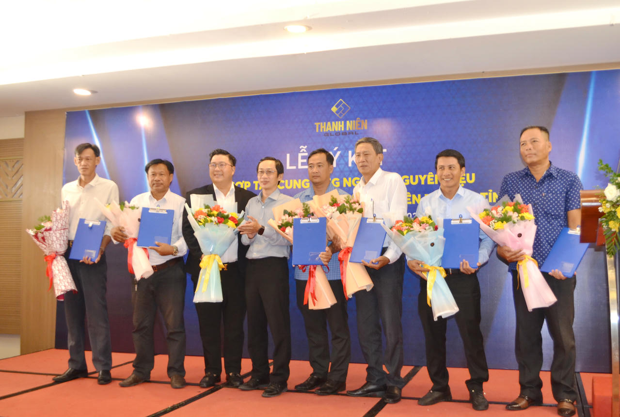 Đại diện Ủy ban MTTQ Việt Nam tỉnh Cà Mau, tặng hoa chúc mừng Công ty Cổ phần Thương mại Toàn Cầu Thanh Niên Global và các HTX thủy sản tiêu biểu ký kết hợp tác cung ứng nguồn nguyên liệu thủy sản với các hợp tác xã (HTX) trên địa bàn tỉnh.