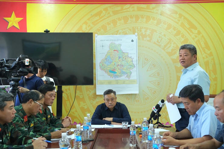 Phó Chủ tịch UBND TP Nguyễn Mạnh Quyền trao đổi tại buổi làm việc.