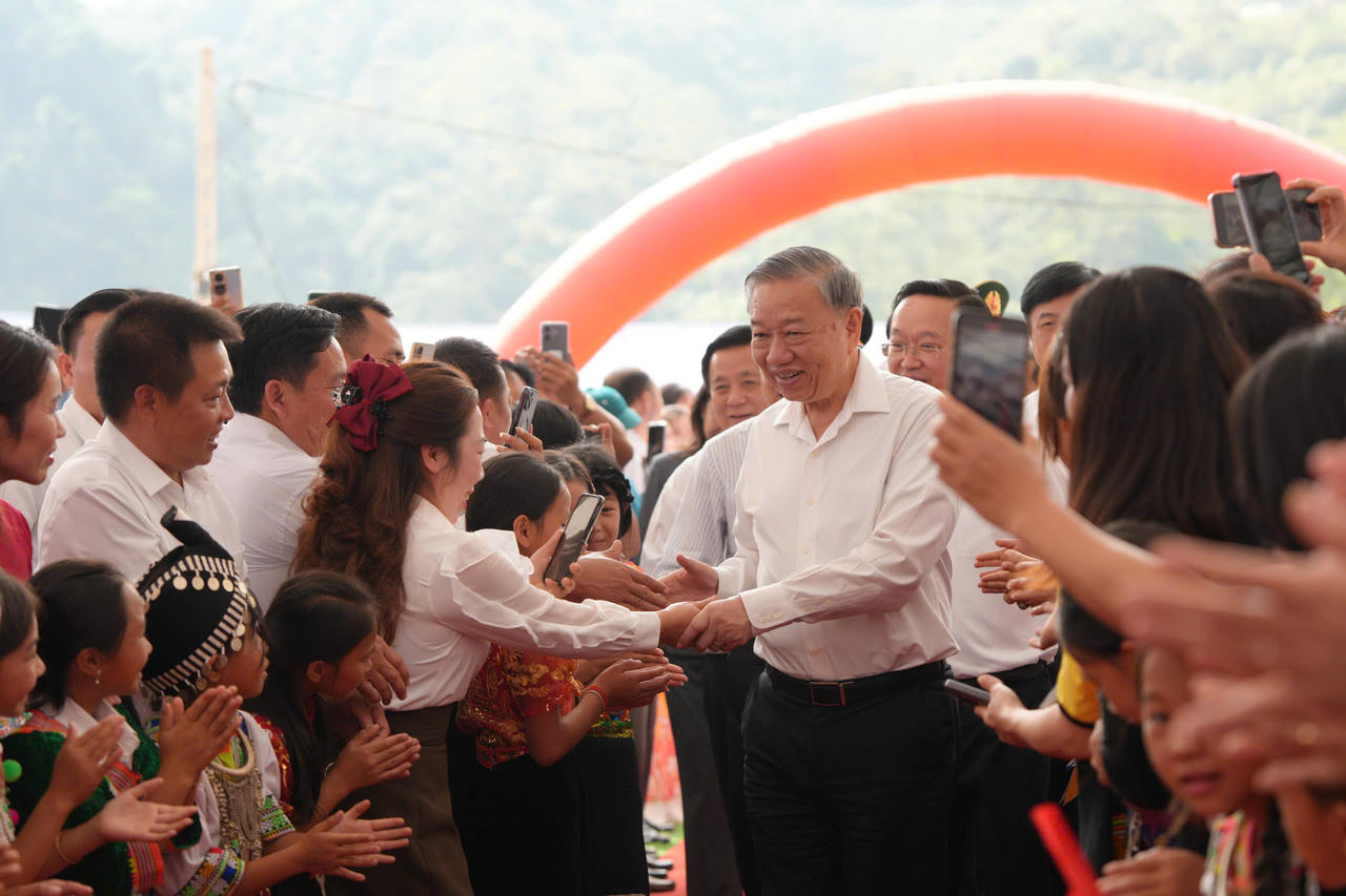 Cán bộ, giáo viên, học sinh và nhân dân xã Na Ngoi chào đón Tổng Bí thư Tô Lâm cùng các lãnh đạo Đảng, Nhà nước về dự lễ khởi công