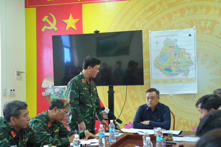 Thiếu tướng Đào Văn Nhận - Tư lệnh Bộ Tư lệnh Thủ đô Hà Nội báo cáo về công tác huy động lực lượng, cứu nạn cứu hộ.