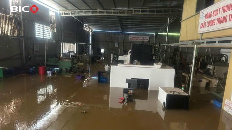 BIC vượt khó hỗ trợ khách hàng khi nước vẫn ngập cao&nbsp;(Hình ảnh tại Thái Nguyên)