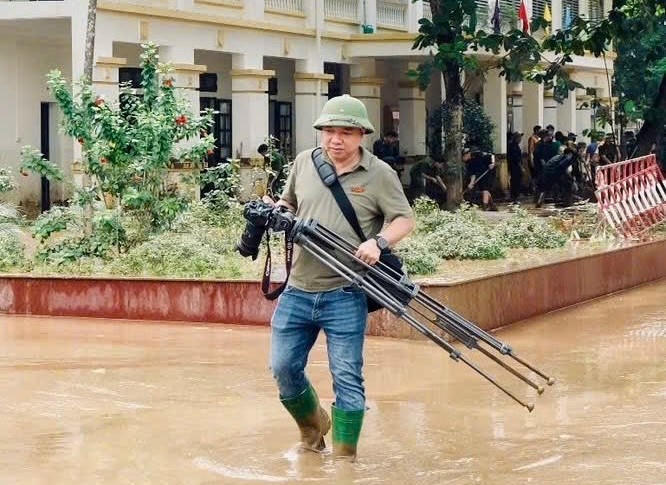 Phóng viên của Công an tỉnh Lào Cai tác nghiệp tại vùng bão lũ