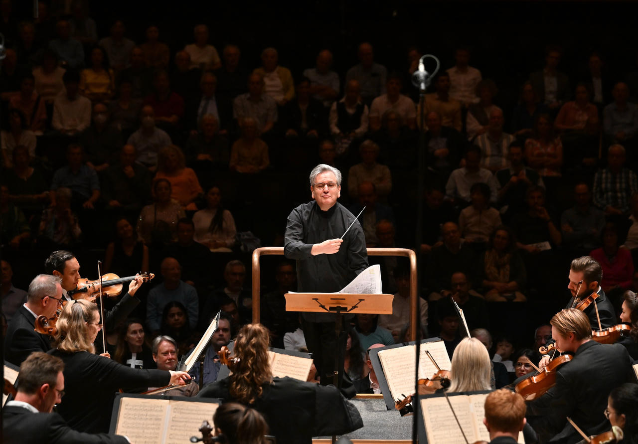 Dưới sự chỉ huy của Sir Antonio Pappano, chương trình năm nay mở đầu bằng Quốc ca Việt Nam - Tiến Quân Ca của Văn Cao (ảnh BTC).