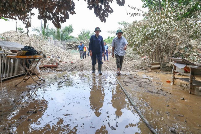 Phó Chủ tịch UBTƯ MTTQ Việt Nam Hà Thị Nga trực tiếp đến thăm hỏi các hộ gia đình gặp khó khăn trên địa bàn tỉnh Thái Nguyên. Ảnh: Quang Vinh