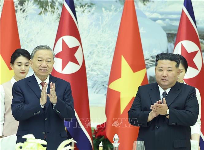 Sáng 9/10/2025, tại Thủ đô Bình Nhưỡng, Tổng Bí thư Đảng Lao động Triều Tiên, Chủ tịch Quốc vụ nước Cộng hòa Dân chủ Nhân dân Triều Tiên Kim Jong Un chủ trì Tiệc chiêu đãi chào mừng Tổng Bí thư Tô Lâm thăm cấp Nhà nước tới Triều Tiên. Ảnh: Thống Nhất/TTXVN