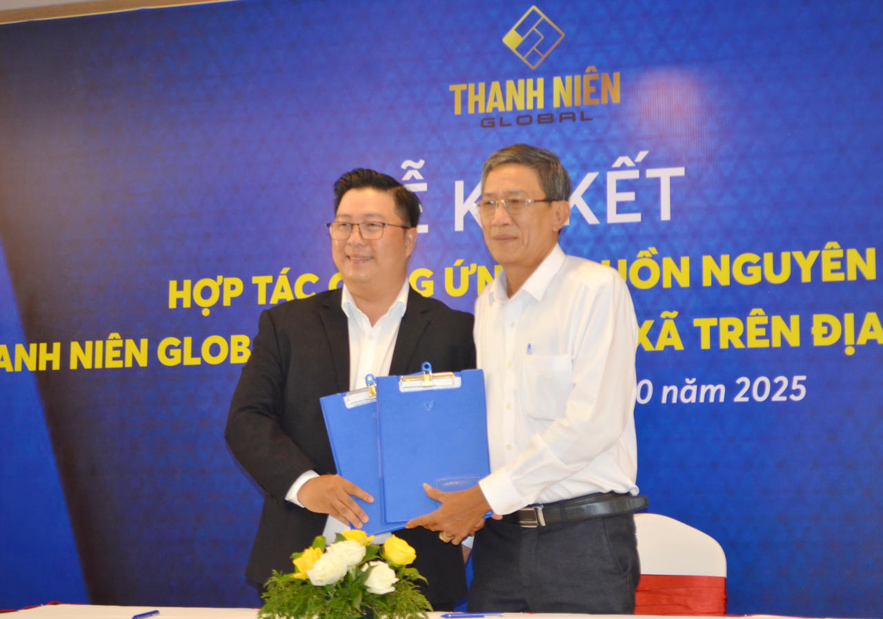 Đại diện lãnh đạo Công ty Cổ phần Thương mại Toàn Cầu Thanh Niên Global ký kết hợp tác với HTX thủy sản tiêu biểu, mở ra bước khởi đầu quan trọng cho chuỗi liên kết phát triển bền vững ngành cua Cà Mau.