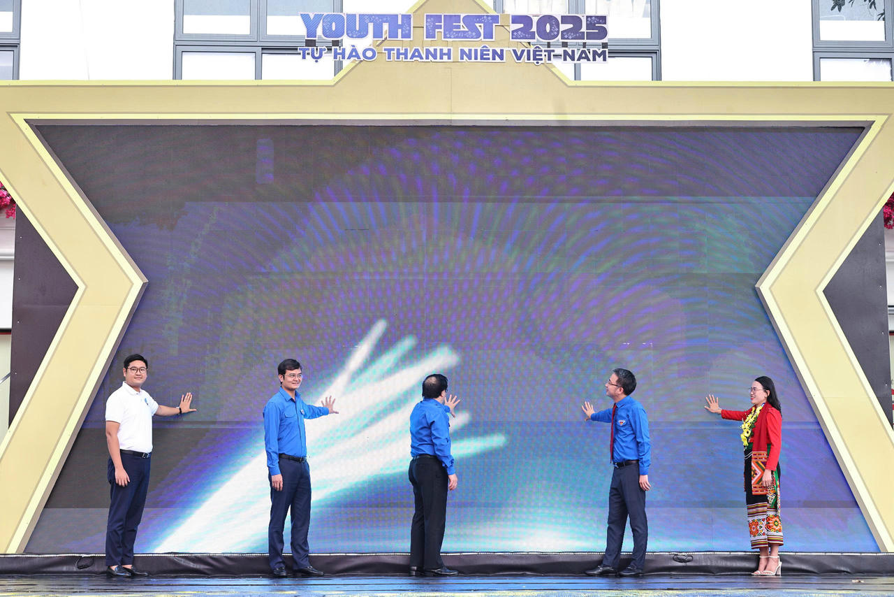 Ban tổ chức thực hiện nghi thức khai mạc ngày hội (Ảnh: Đ.Hải)