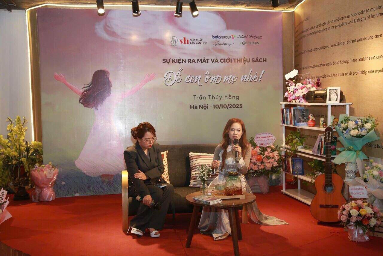 Tác phẩm được xem như một cái ôm dịu êm gửi tới người mẹ đã mất, cùng với đó là một hành trình tự khám phá bản thân và chữa lành tâm trí của tác giả (Ảnh: K.Vũ).