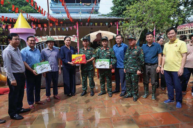 Phó Chủ tịch UBTƯ MTTQ Việt Nam Hà Thị Nga trao quà động viên lực lượng hỗ trợ Nhân dân dọn dẹp cơ sở vật chất trên địa bàn tỉnh Thái Nguyên. Ảnh: Quang Vinh