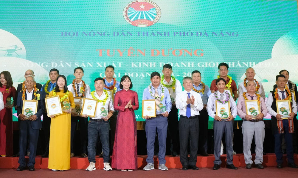 Lãnh đạo HĐND và lãnh đạo HND TP Đà Nẵng trao giấy chứng nhận cho 95 nông dân sản xuất, kinh doanh giỏi tiêu biểu giai đoạn 2020 – 2025.