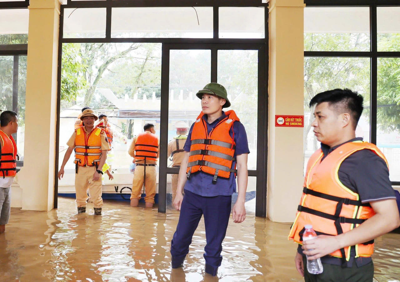Thiếu tướng Cao Minh Huyền – Giám đốc Công an tỉnh Lào Cai trực tiếp kiểm tra, chỉ đạo công tác cứu nạn, cứu hộ và hỗ trợ nhân dân.
