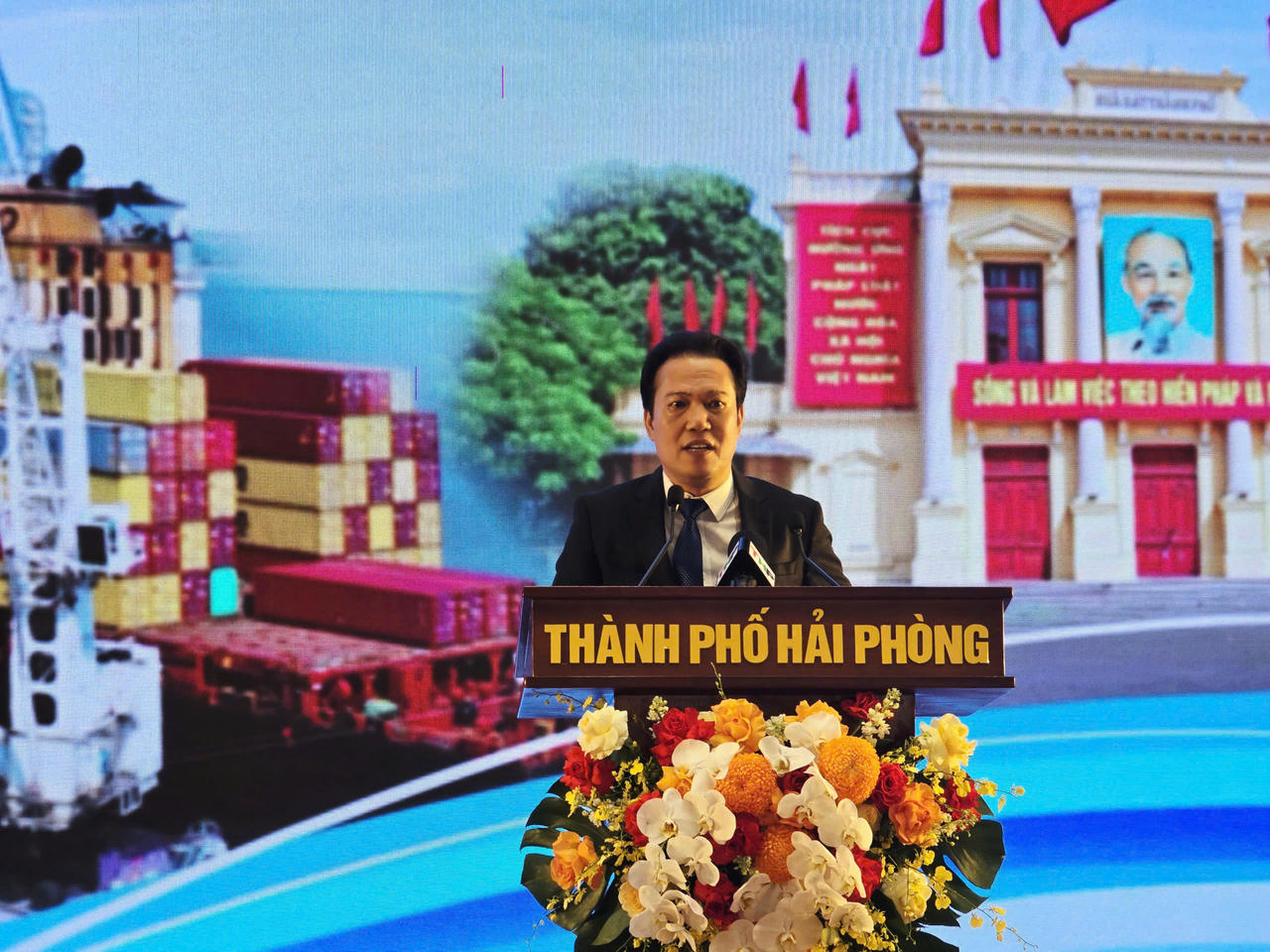 Ông Trần Văn Thắng - Chủ tịch Hiệp hội Doanh nghiệp TP Hải Phòng phát biểu tại hội nghị.