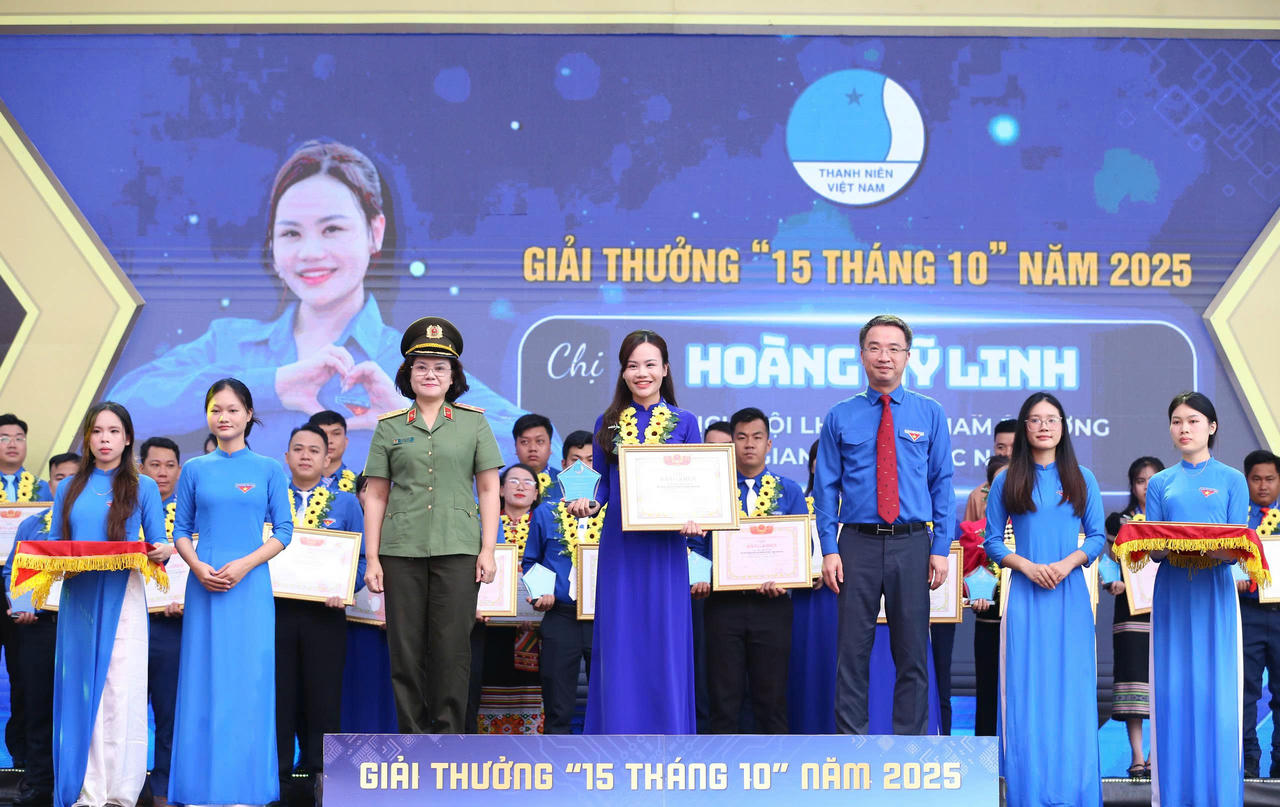 Ông Nguyễn Tường Lâm - &nbsp;Bí thư Trung ương Đoàn, Chủ tịch Trung ương Hội LHTN trao giải thưởng 15 tháng 10 (Ảnh: Đ.Hải)