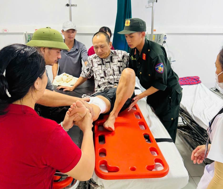 Hỗ trợ đưa anh Sang đến Bệnh viện.