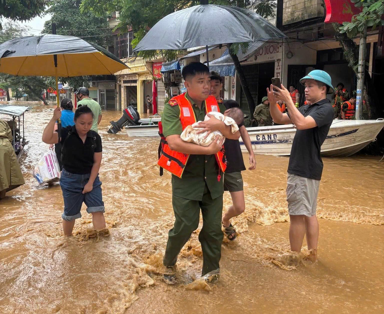 Công an Lào Cai chủ động, kịp thời bảo vệ an toàn cho nhân dân trong mưa lũ