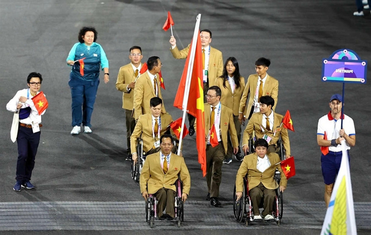 Đoàn thể thao người khuyết tật Việt Nam diễu hành
tại Lễ khai mạc Paralympic Paris 2024. (Nguồn: tdtt.gov.vn)