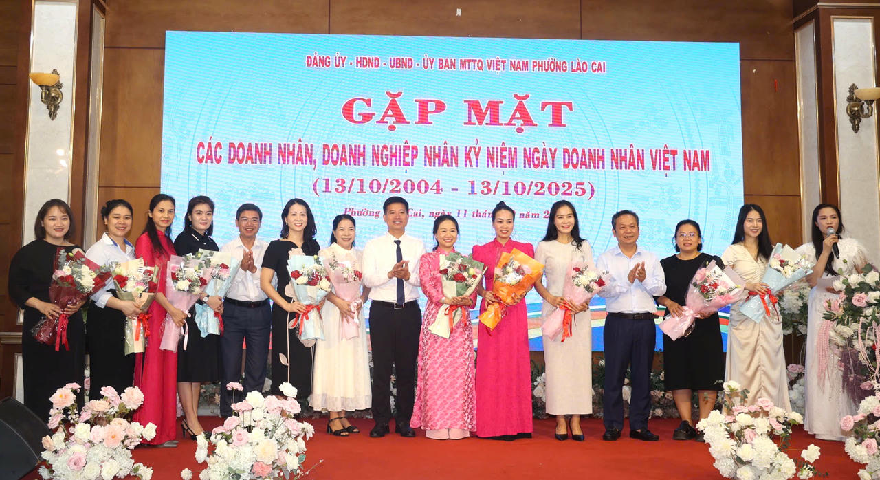 Lãnh đạo phường Lào Cai tặng hoa chúc mừng các doanh nhân, doanh nghiệp nhân kỷ niệm Ngày Doanh nhân Việt Nam.