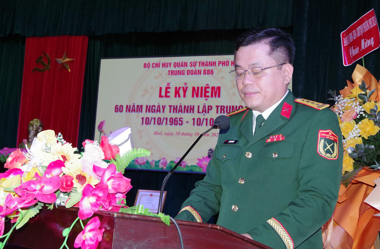 Đại tá Lê Huy Nghĩa, Phó Chỉ huy trưởng, Tham mưu trưởng Bộ CHQS thành phố phát biểu chúc mừng tại Lễ kỷ niệm.