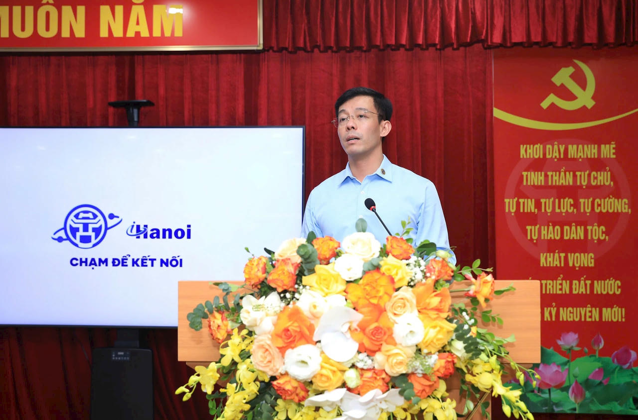 Giám đốc Trung tâm Phục vụ hành chính công TP Hà Nội Cù Ngọc Trang phát biểu tại buổi lễ.