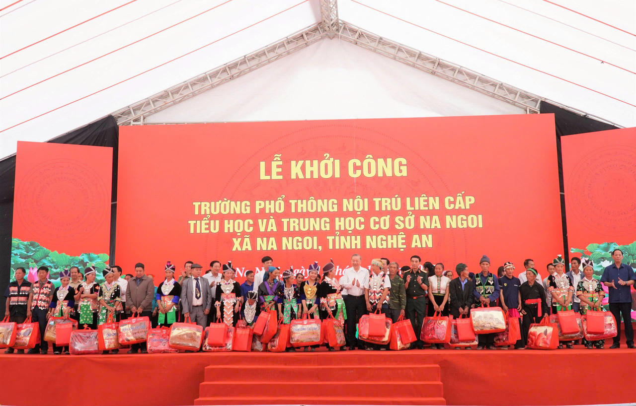 Tổng Bí thư Tô Lâm cùng lãnh đạo Đảng, Nhà nước tặng quà các hộ gia đình có hoàn cảnh khó khăn trên địa bàn.