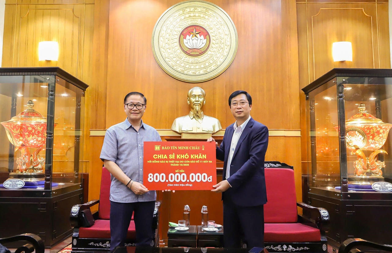 Ông Vũ Minh Châu - Tổng Giám đốc Công ty TNHH Bảo Tín Minh Châu (bên trái) và ông Cao Xuân Thạo - Ủy viên đoàn Chủ tịch, Trưởng ban Công tác Xã hội Ủy ban Trung ương Mặt trận Tổ quốc Việt Nam (bên phải).