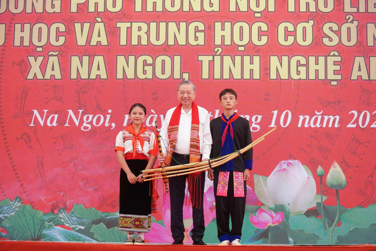 Các em học sinh tại xã Na Ngoi tặng Tổng Bí thư Tô Lâm&nbsp;quà lưu niệm.