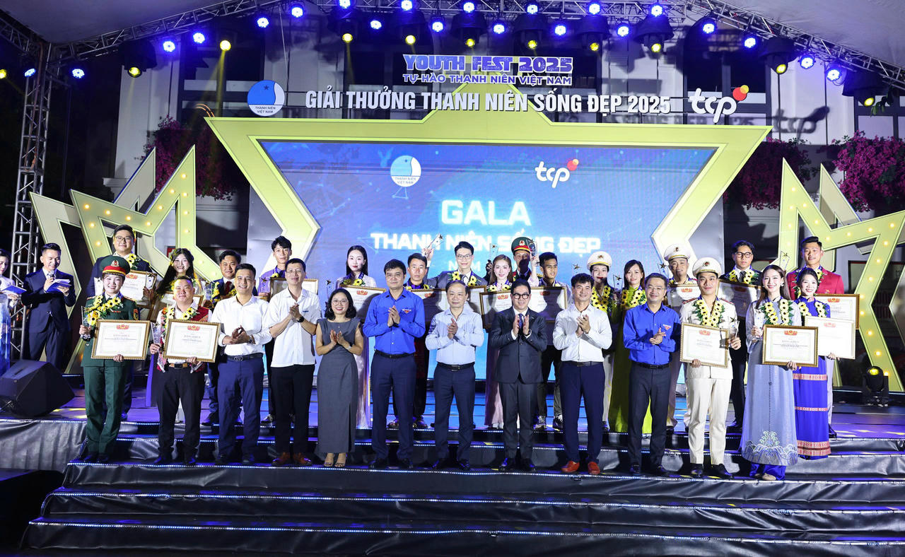 Ông Phạm Tất Thắng, Uỷ viên Trung ương Đảng, Phó Trưởng ban Tuyên giáo và Dân vận Trung ương; ông Bùi Quang Huy, Uỷ viên dự khuyết BCH Trung ương Đảng, Bí thư thứ nhất Trung ương Đoàn chụp ảnh lưu niệm cùng 20 gương Thanh niên sống đẹp 2025.