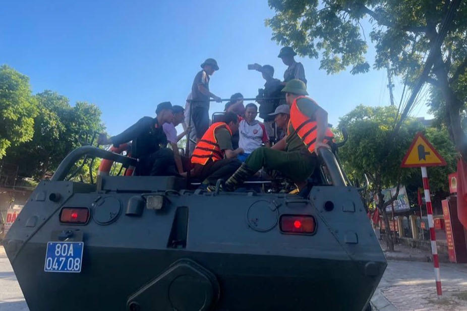 Đưa người đàn ông bị thương khi dọn dẹp ở vùng ngập lụt đi cấp cứu